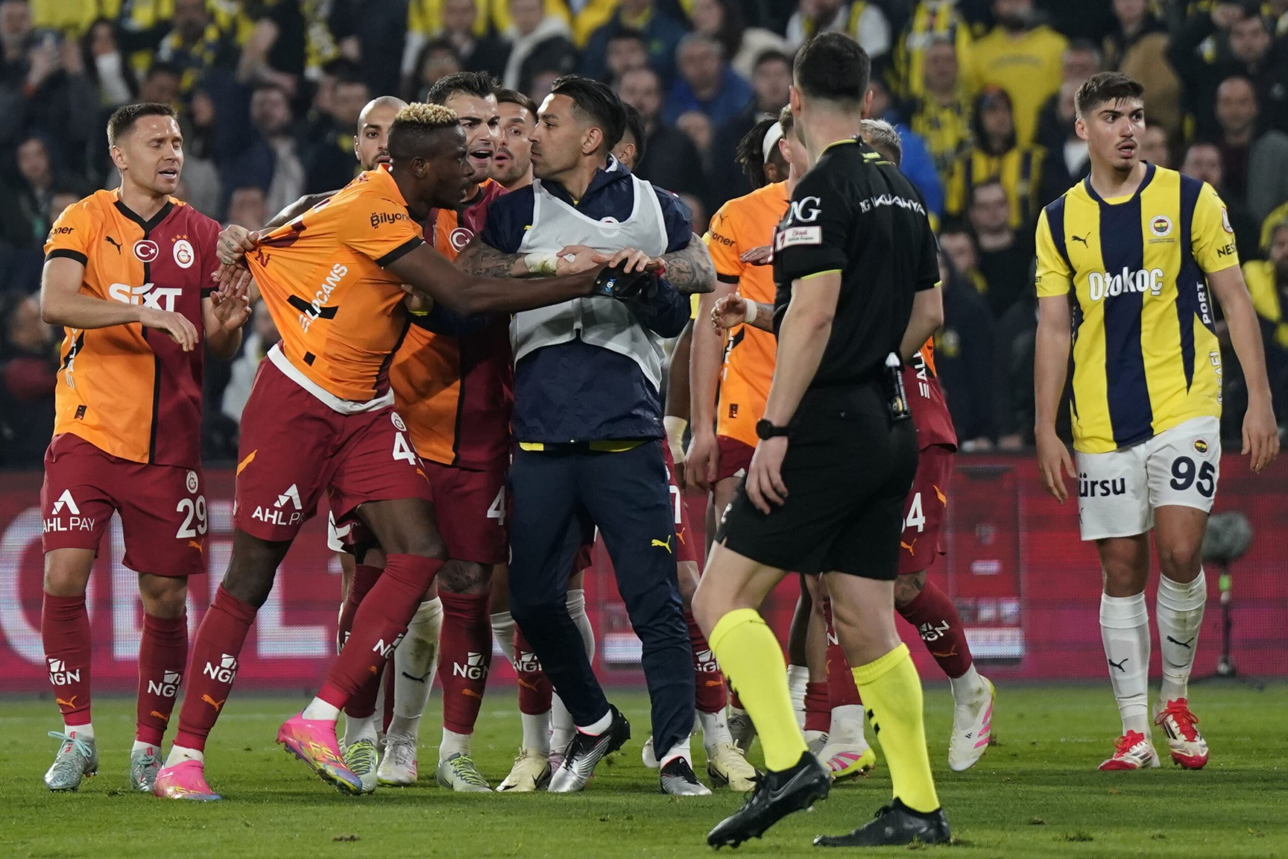 Fenerbahçe ile Galatasaray arasında oynanan Ziraat Türkiye Kupası maçının 90.