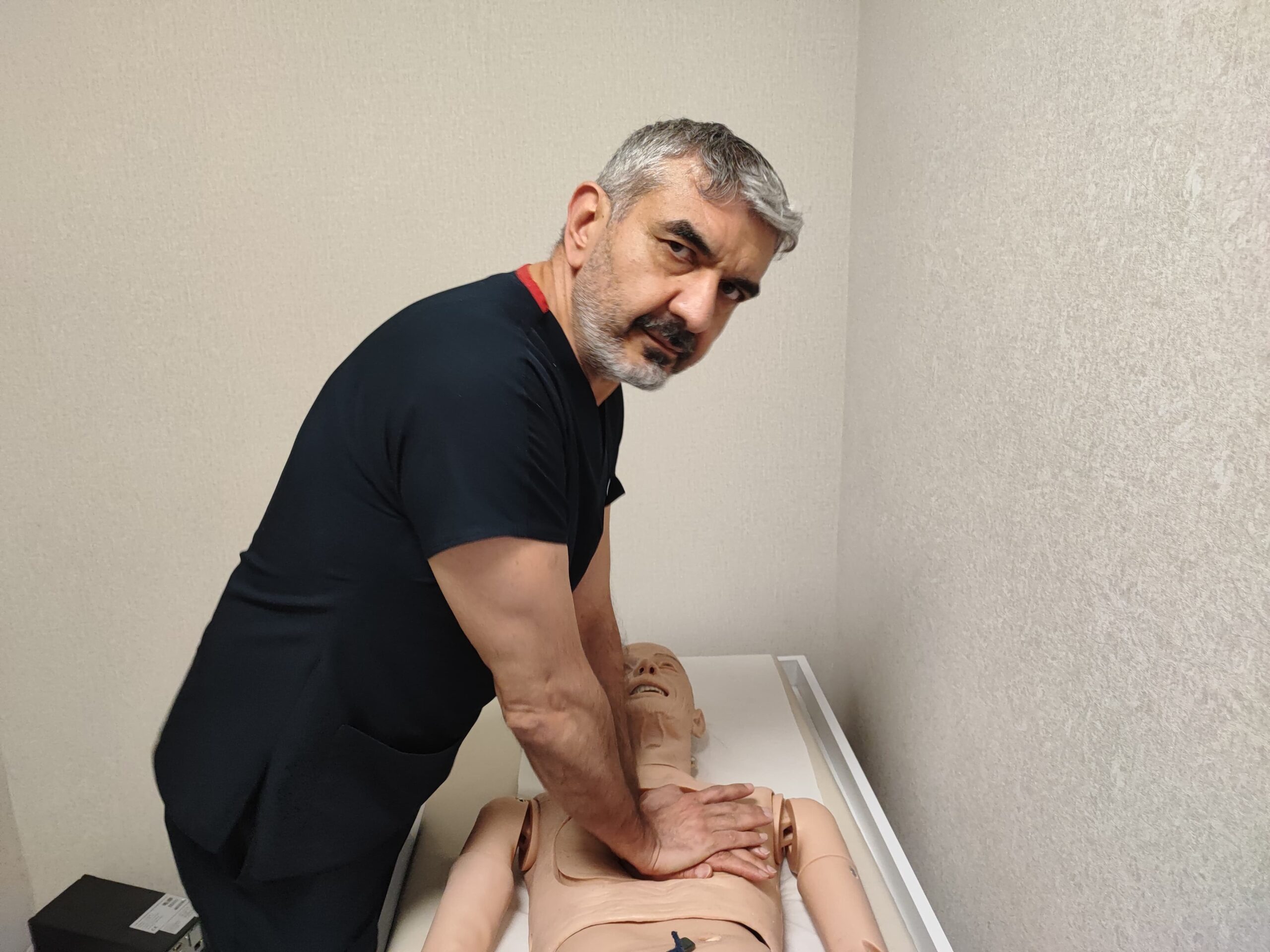 Kardiyoloji Uzmanı Prof. Dr. Onur Akpınar, temel yaşam desteğinin herkes