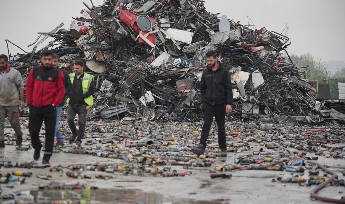 Bursa'nın Nilüfer ilçesinde bulunan geri dönüşüm tesisinde patlama meydana geldi.