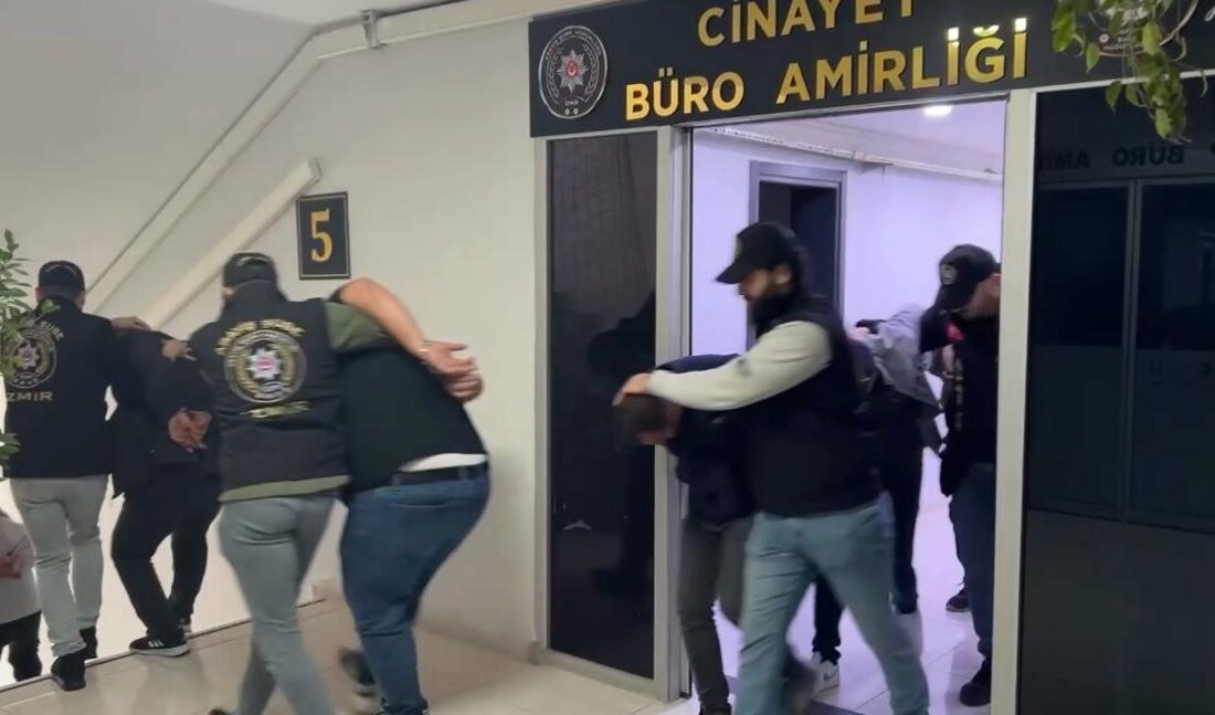  İzmir’de bir müzikhol önünde çıkan silahlı kavgada 3 kişi yaşamını