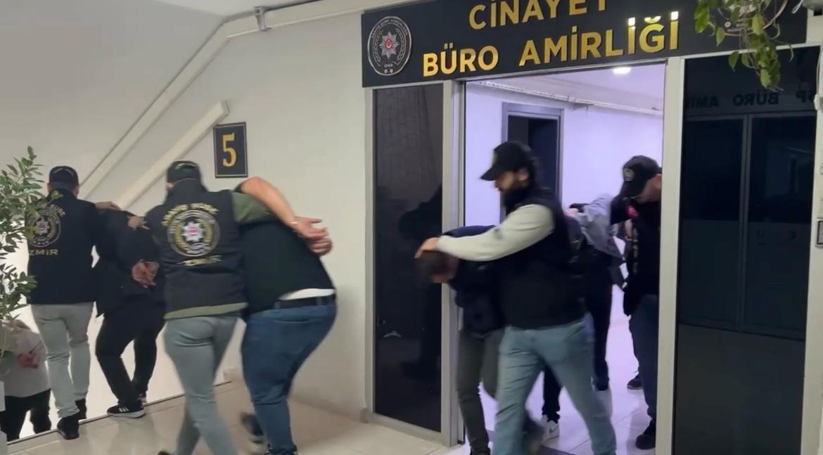  İzmir’de bir müzikhol önünde çıkan silahlı kavgada 3 kişi yaşamını