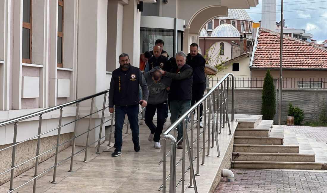  Konya'da araçtan alkol satışı yapanlar ile alkol almaya gelen kişiler