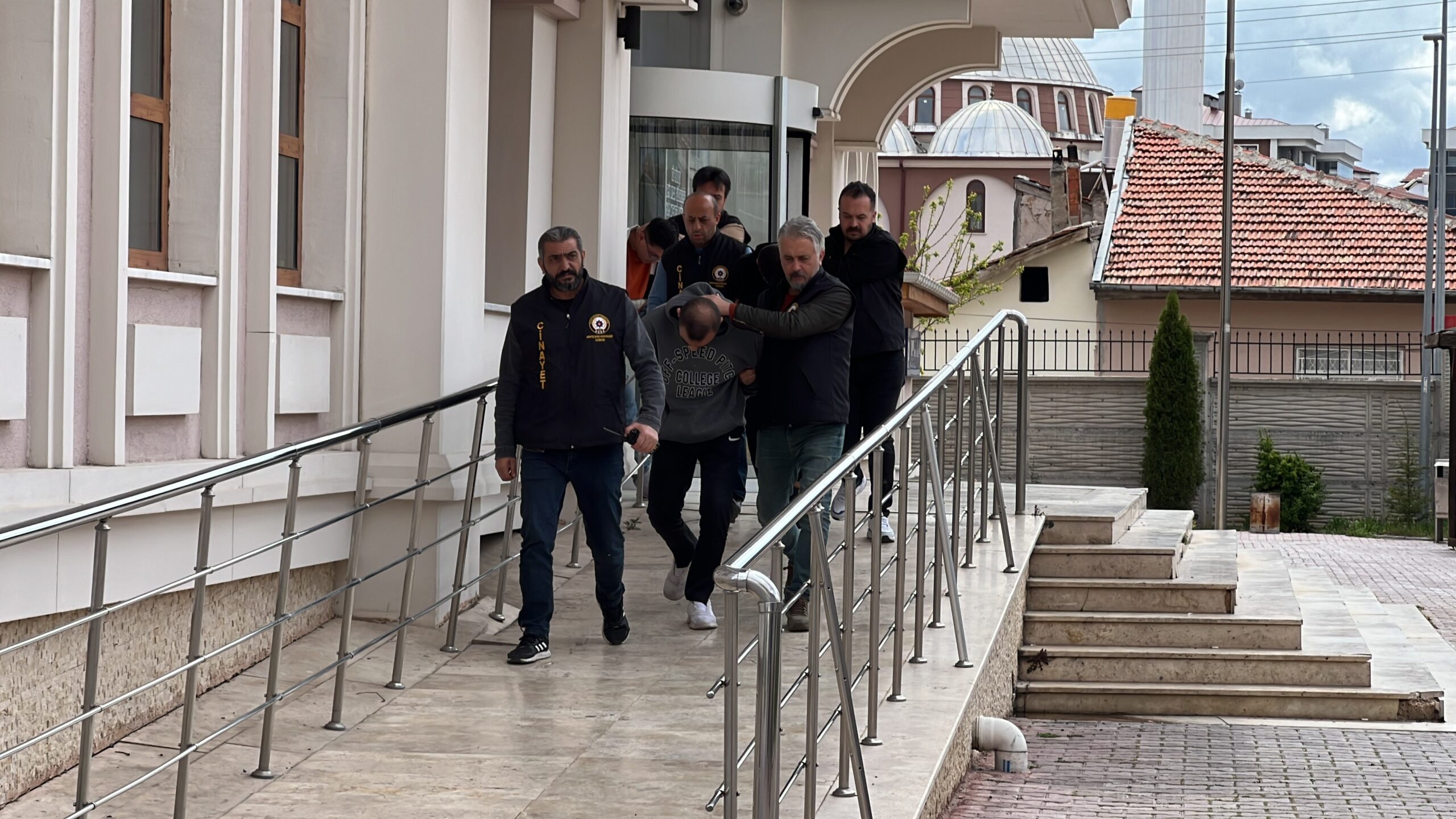  Konya'da araçtan alkol satışı yapanlar ile alkol almaya gelen kişiler