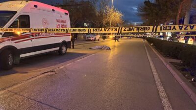 Konya'da yolun karşısına geçmeye çalışırken otomobilin çarptığı bir kadın hayatını