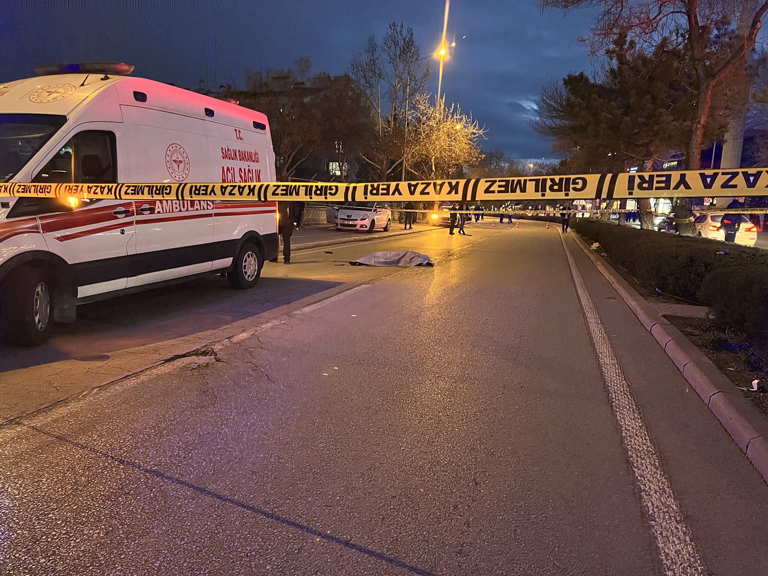Konya'da yolun karşısına geçmeye çalışırken otomobilin çarptığı bir kadın hayatını