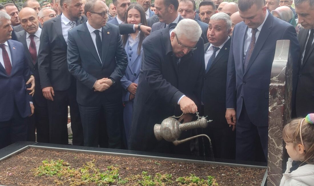 MHP’nin Kurucu Lideri Alparslan Türkeş, mezarı başında anıldı Eski MHP Genel Başkanı Alparslan Türkeş, ölümünün 28’inci yıldönümünde Ankara'daki