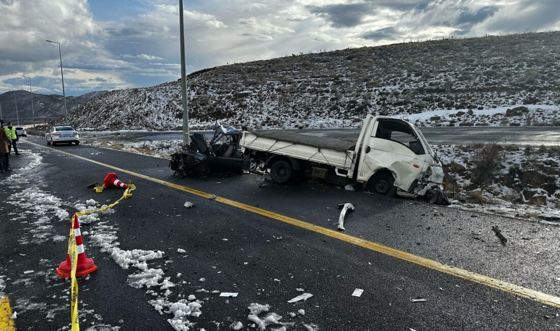 Kayseri'de kamyonet ile çarpışan otomobilin hurdaya döndüğü kazada 1 kişi