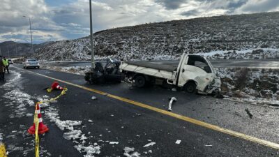 Kayseri'de kamyonet ile çarpışan otomobilin hurdaya döndüğü kazada 1 kişi