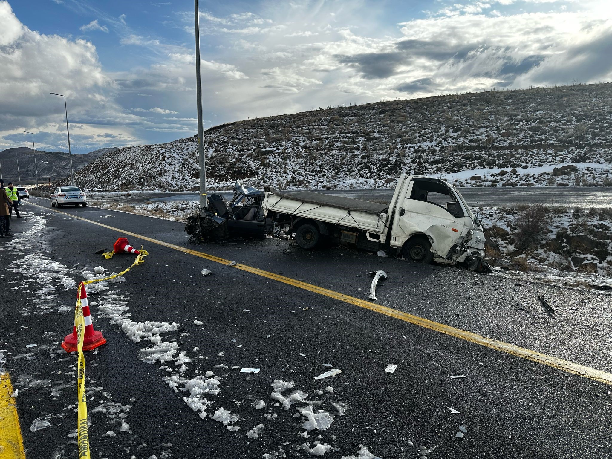 Kayseri'de kamyonet ile çarpışan otomobilin hurdaya döndüğü kazada 1 kişi
