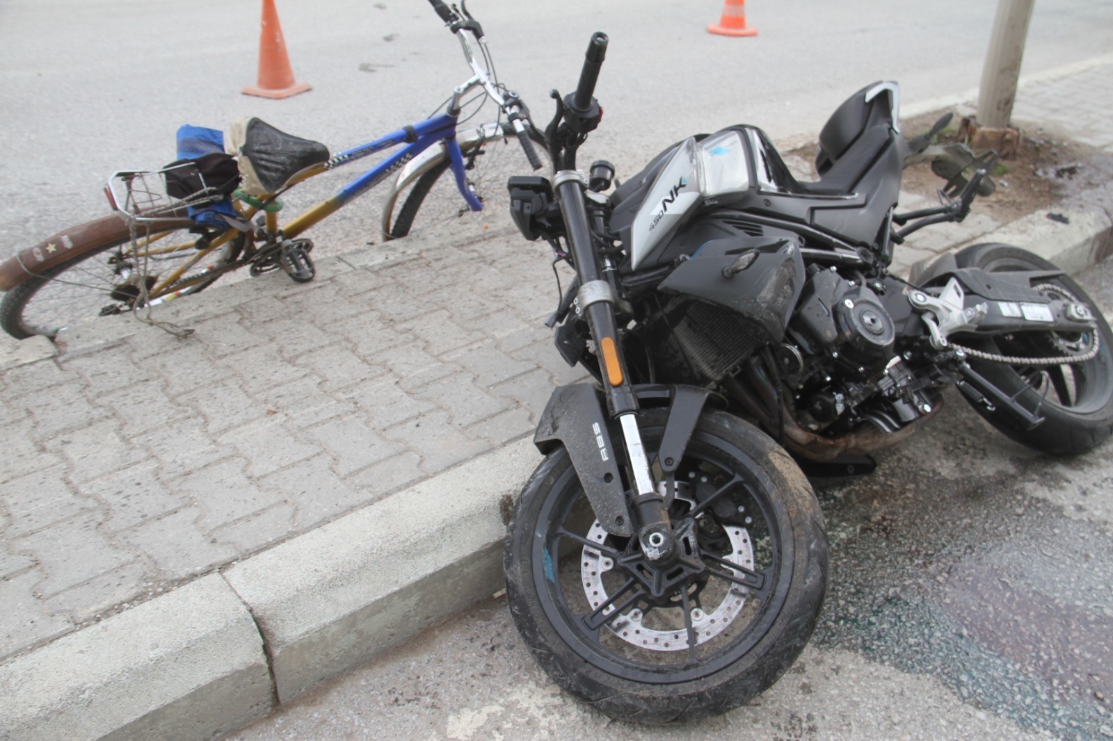  Konya’nın Beyşehir ilçesinde motosikletle çarpışan bisikletli ağır yaralı olarak kaldırıldığı