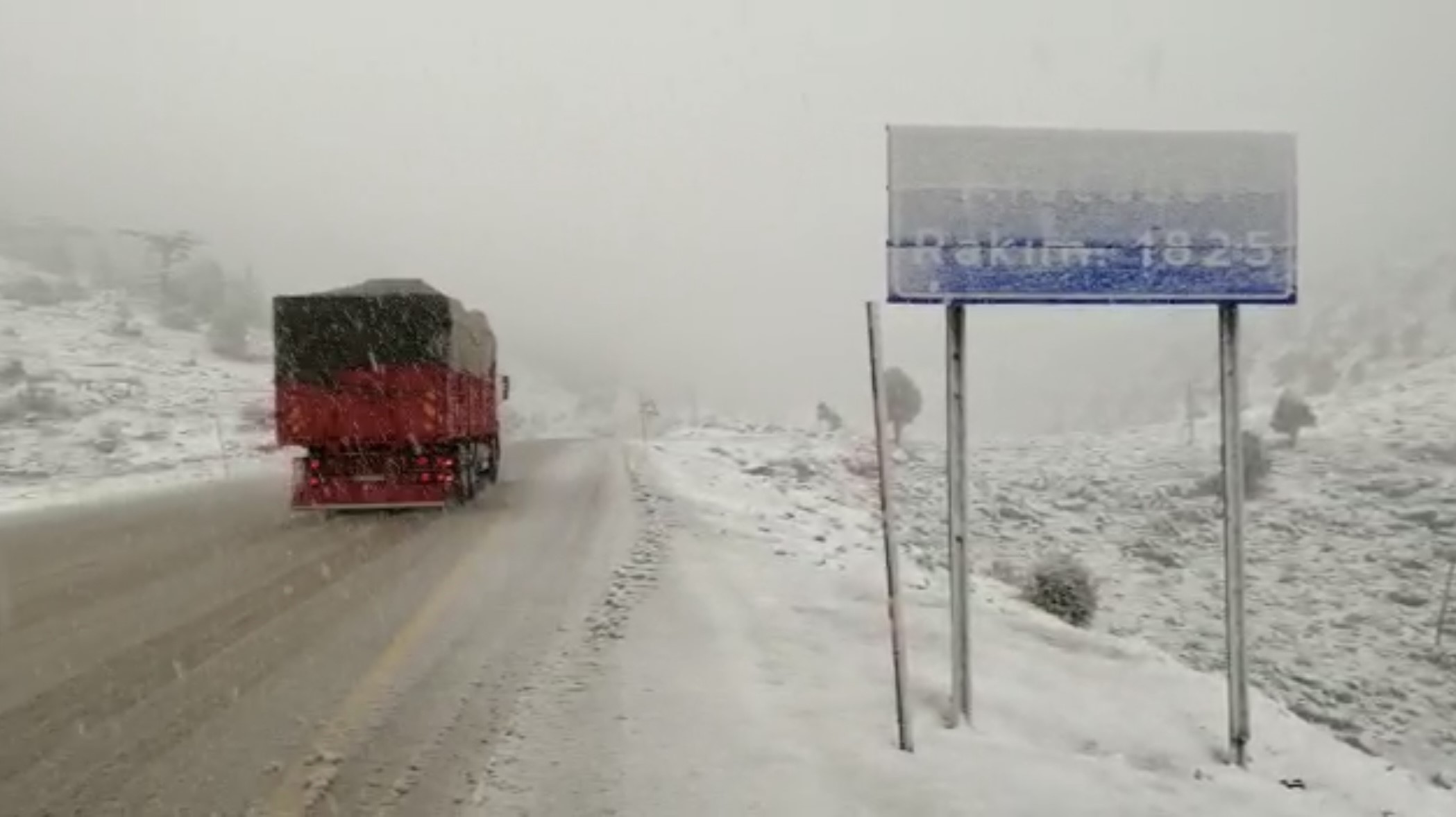 Antalya’da nisan ayında kar sürprizi yaşandı. Akseki-Seydişehir karayolunda 5 kilometrelik