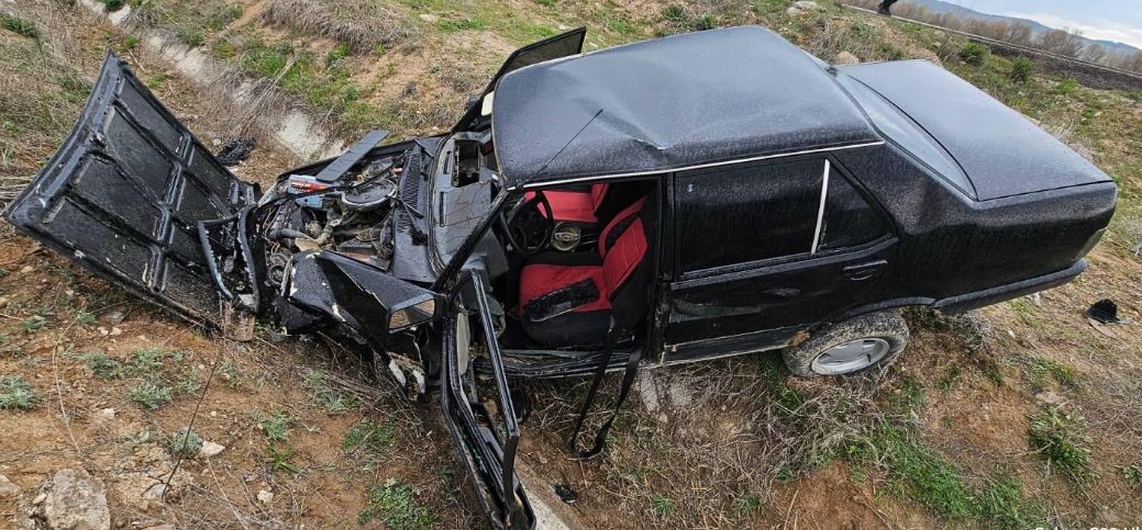 Kütahya’nın Tavşanlı ilçesinde kontrolden çıkan otomobilin su kanalına uçtuğu kazada