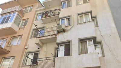 Balıkesir'in Bandırma ilçesinde bir kişi, 4. kattan beton zemine düşerek
