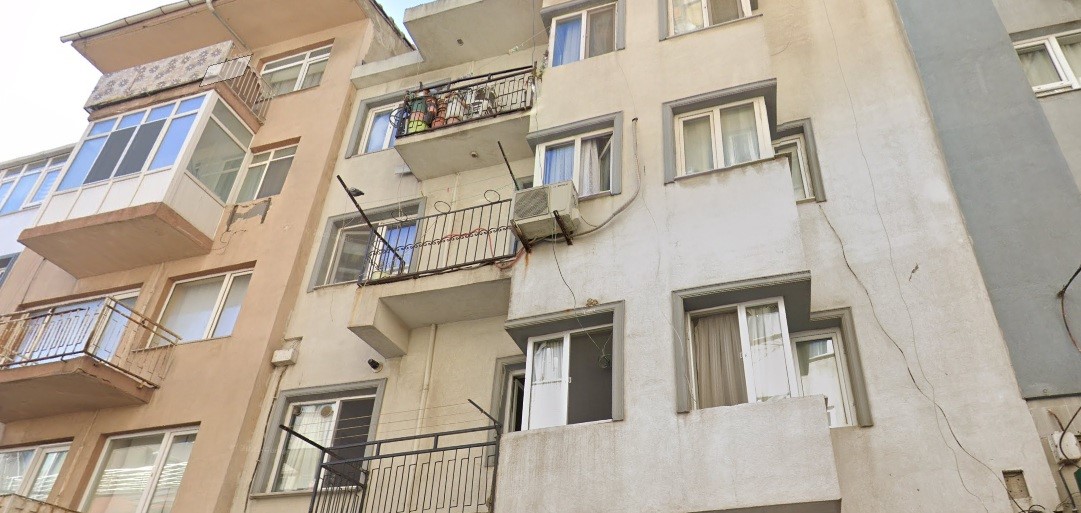 Balıkesir'in Bandırma ilçesinde bir kişi, 4. kattan beton zemine düşerek