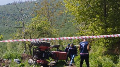 Sakarya'nın Kocaali ilçesinde devrilen traktörün altında kalan 85 yaşındaki adam,