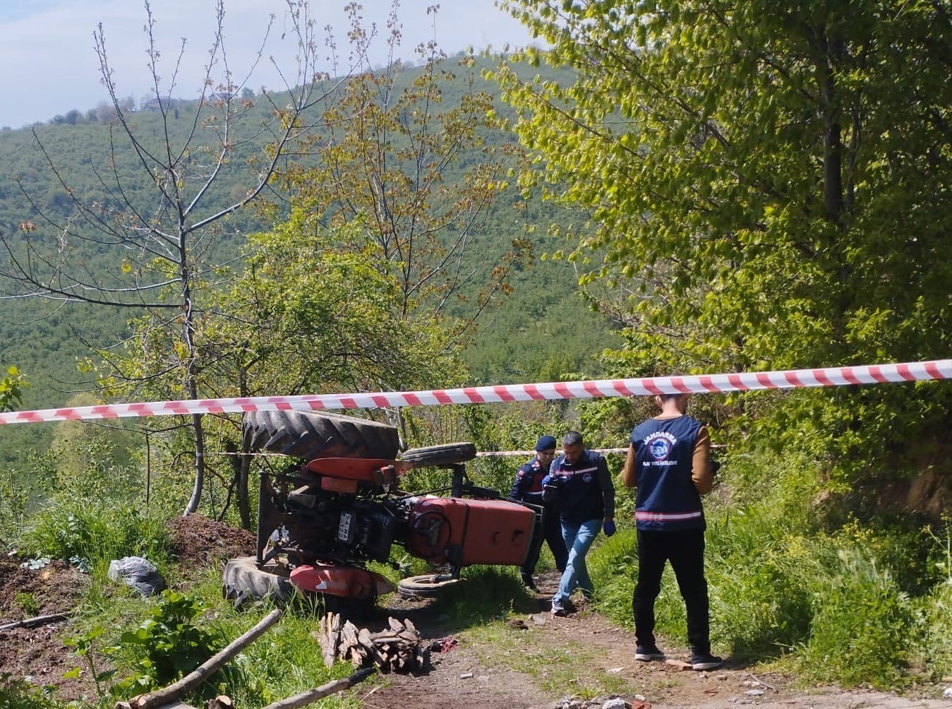 Sakarya'nın Kocaali ilçesinde devrilen traktörün altında kalan 85 yaşındaki adam,
