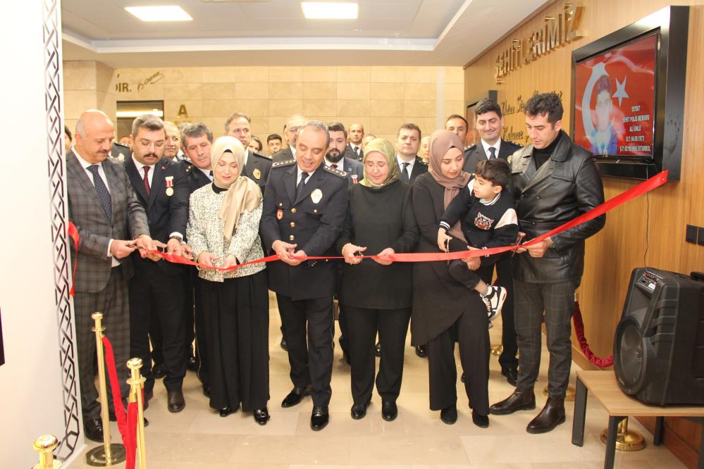 İstanbul'da görevliyken, teröristlerce uğradığı silahlı saldırı sonucu 2 Ekim 1995