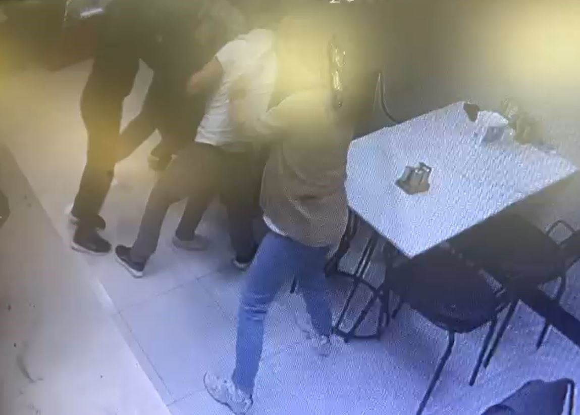 Avcılar’da bir grubun saldırısına uğrayan 19 yaşındaki genç, sığındığı işletmede
