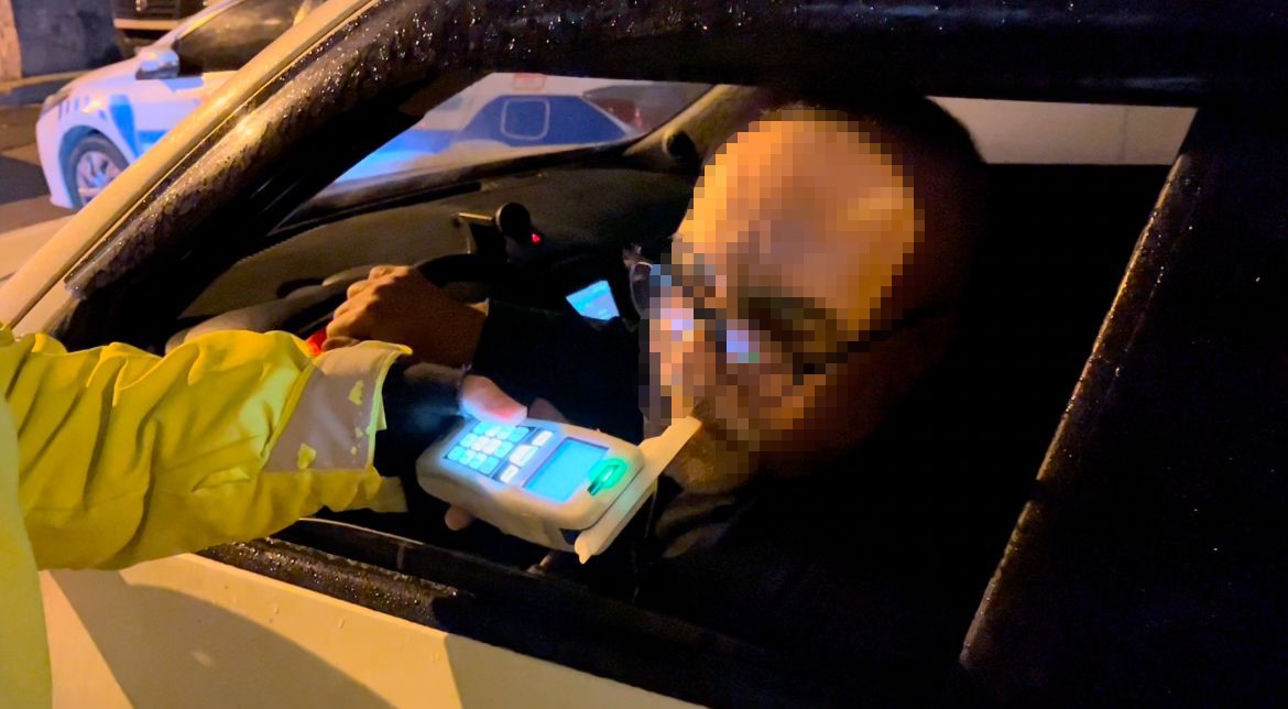 Bursa'da alkol uygulaması yapan trafik ekiplerinin çevirdiği aracın sürücüsü alkollü