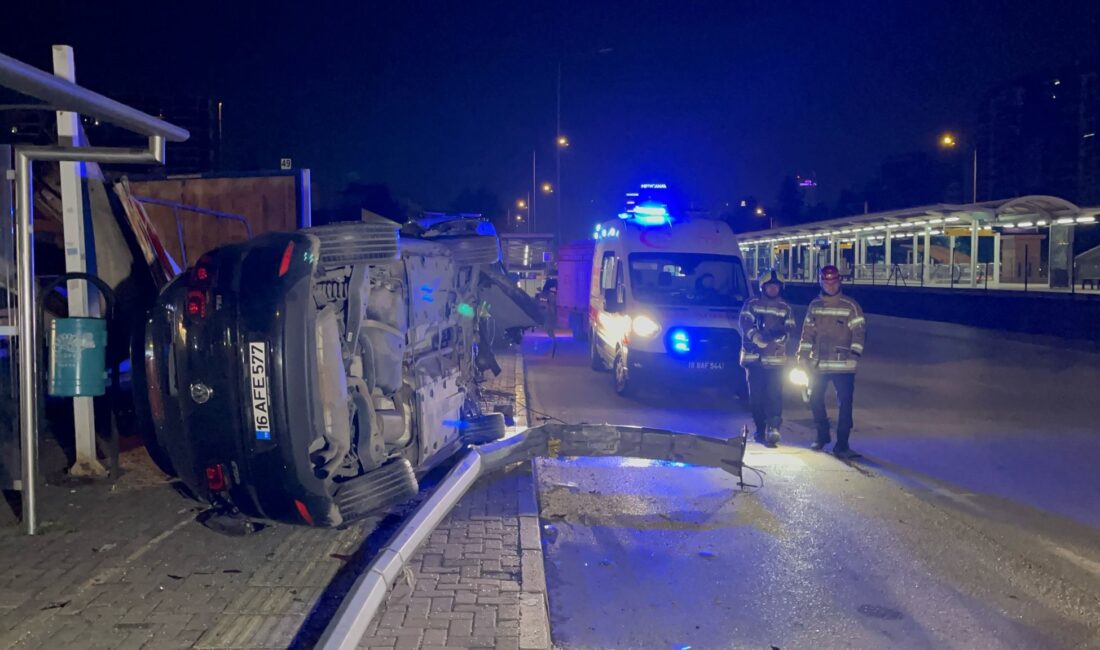 Bursa'da sürücüsünün kontrolünden çıkan otomobil kaldırımda bulunan aydınlatma direğine ve