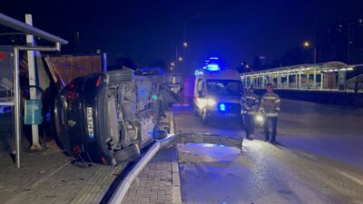 Bursa'da sürücüsünün kontrolünden çıkan otomobil kaldırımda bulunan aydınlatma direğine ve