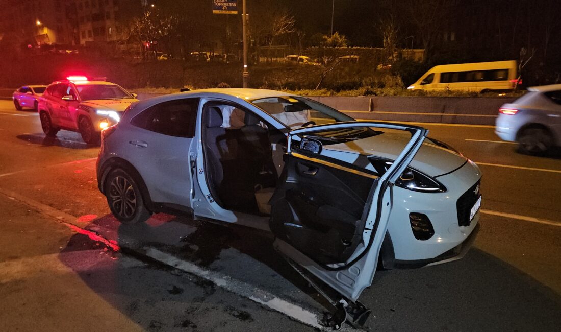 Bayrampaşa’da 2 aracın karıştığı kaza alanına başka bir araç daldı: 2 ölü, 4 yaralı Bayrampaşa’da iki aracın karıştığı kazaya yardım etmek için duran bir