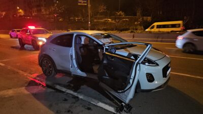 Bayrampaşa’da iki aracın karıştığı kazaya yardım etmek için duran bir