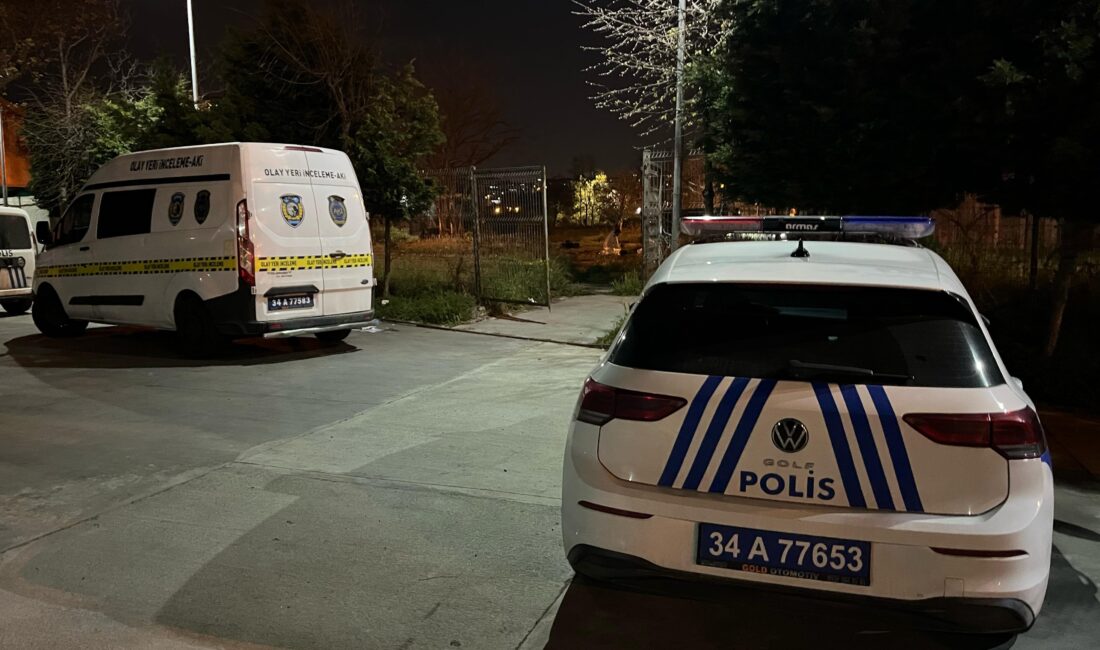 İstanbul Küçükçekmece’de boş arazide çürümüş halde erkek cesedi bulundu. Ceset,