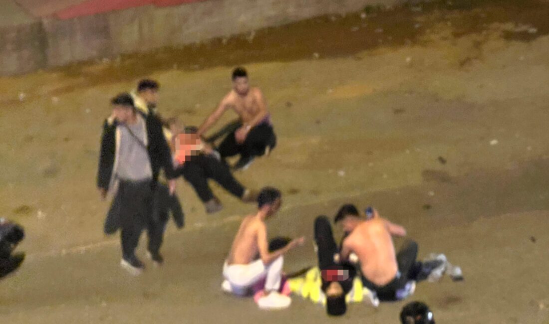 Antalya'da işe gitmek için babasıyla servis bekleyen kadına bir kişi