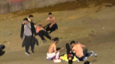 Antalya'da işe gitmek için babasıyla servis bekleyen kadına bir kişi