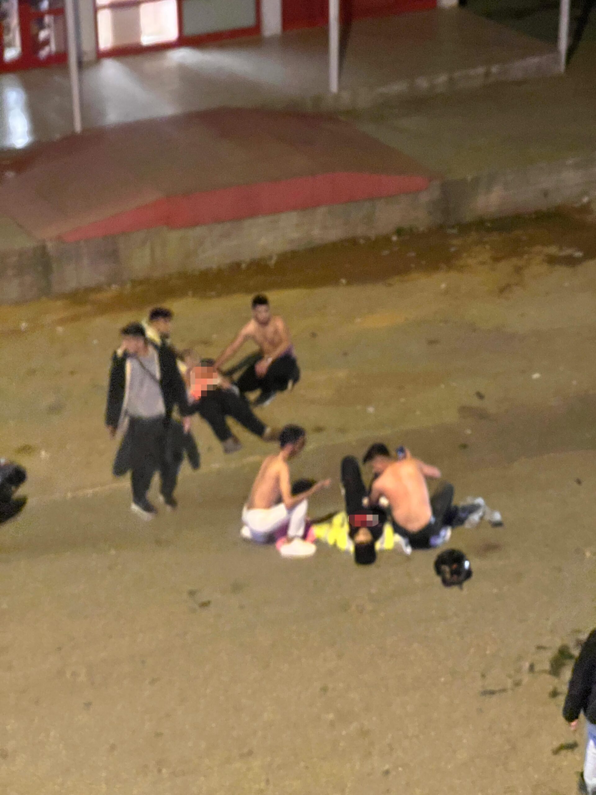 Antalya'da işe gitmek için babasıyla servis bekleyen kadına bir kişi