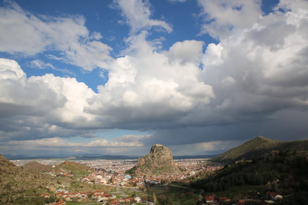 Tarihi Karahisar Kalesi üzerinde, profesyonel kameramanlar tarafından kaydedilen ve adeta