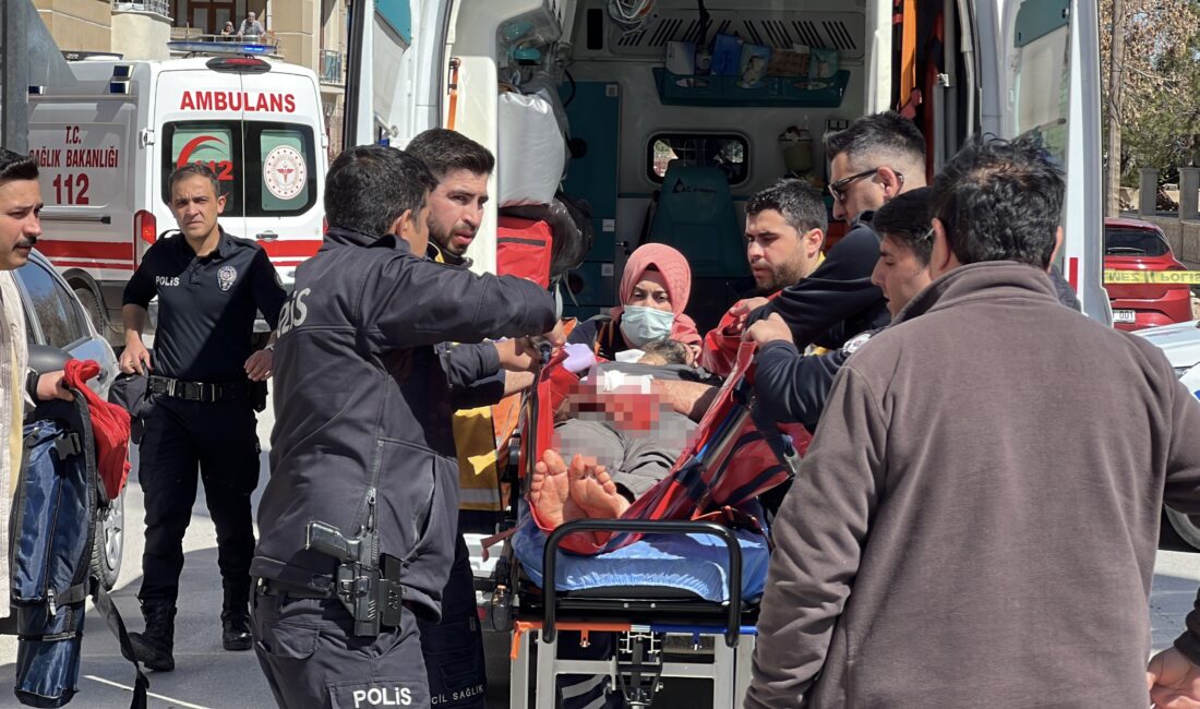  Konya’da karısını çocuğunun yanında bıçaklayarak ağır yaraladıktan sonra kendini bıçaklayan