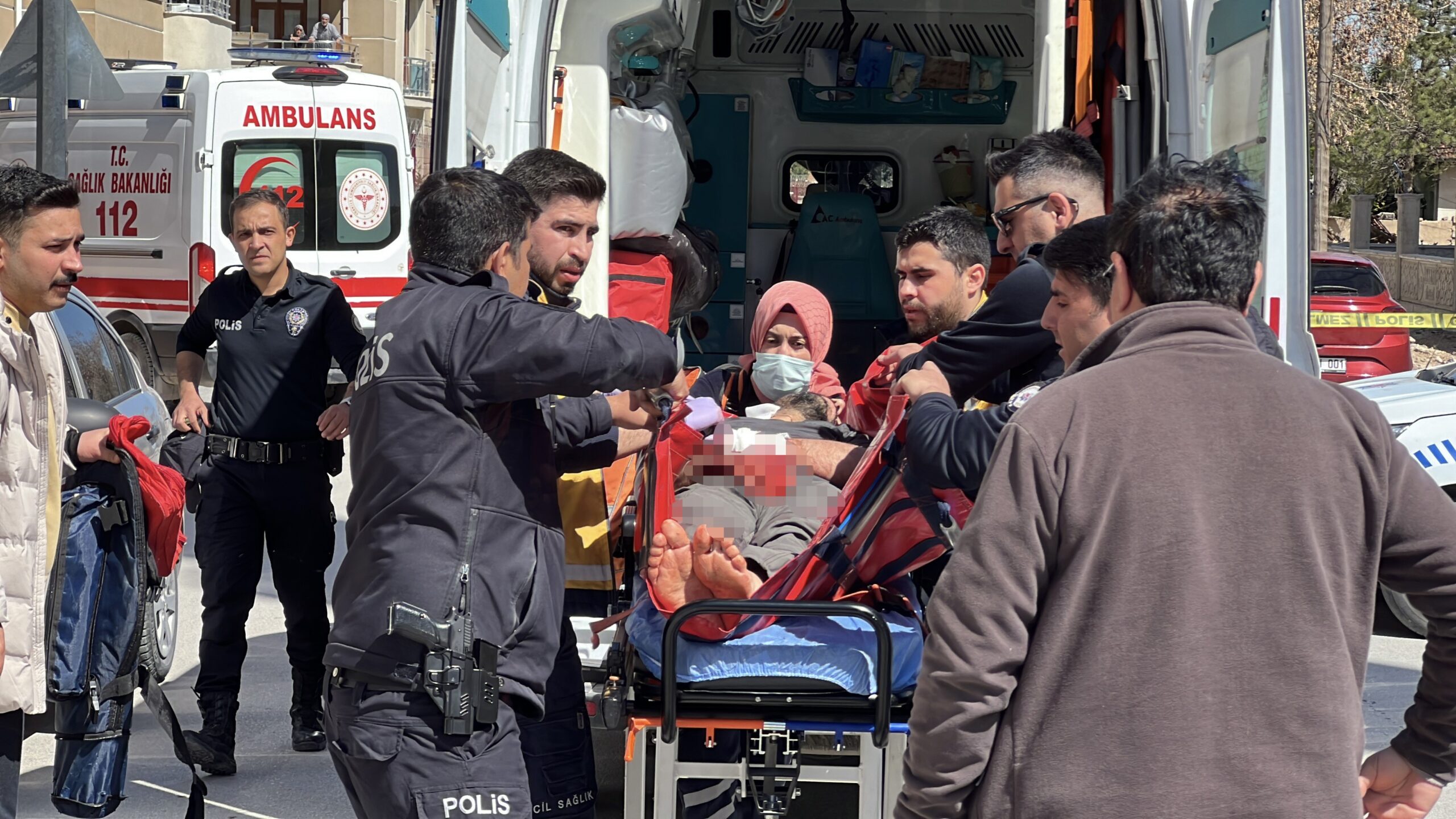  Konya’da karısını çocuğunun yanında bıçaklayarak ağır yaraladıktan sonra kendini bıçaklayan