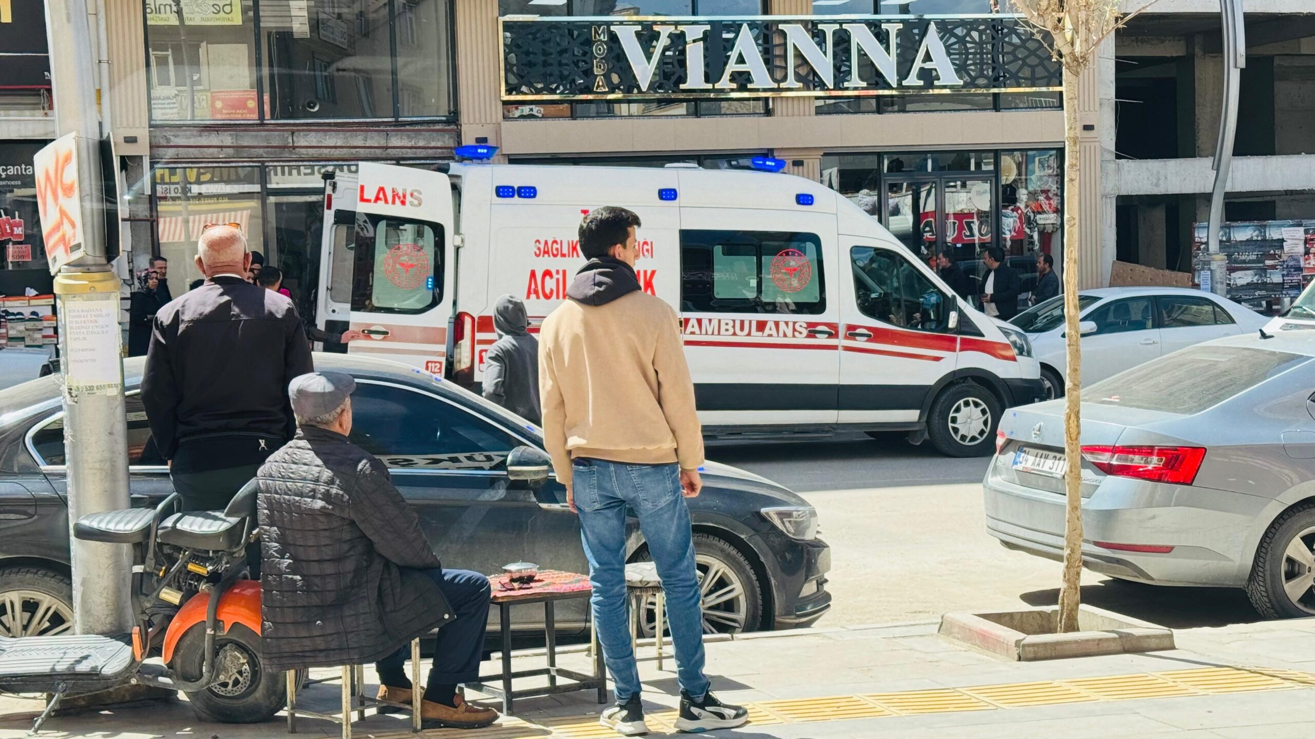 Van'ın İpekyolu ilçesinde bir giyim mağazasına düzenlenen silahlı saldırıda 1