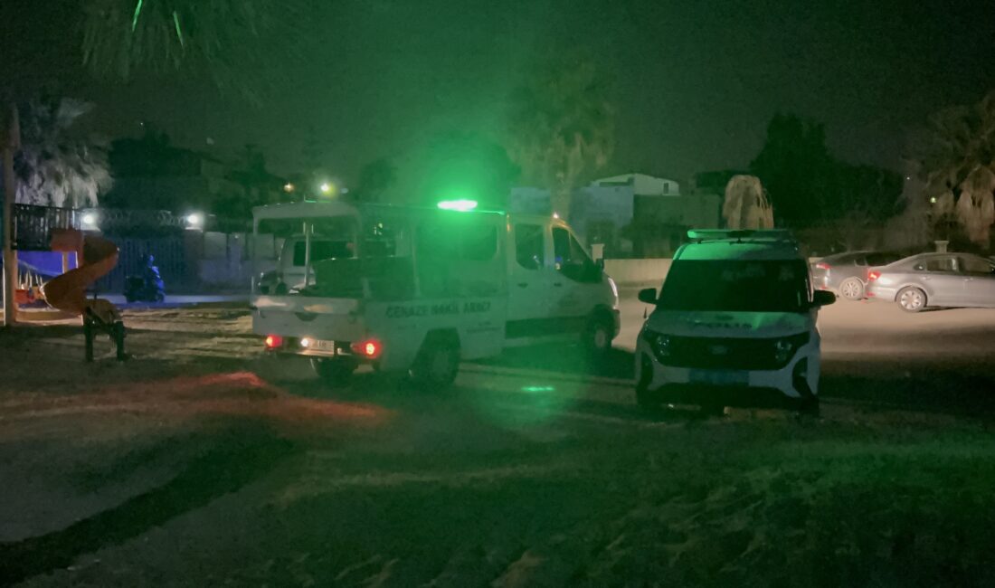 Hatay’ın Arsuz İlçesinde sahilde balık tutan şahıs, oltasına takılan balığı