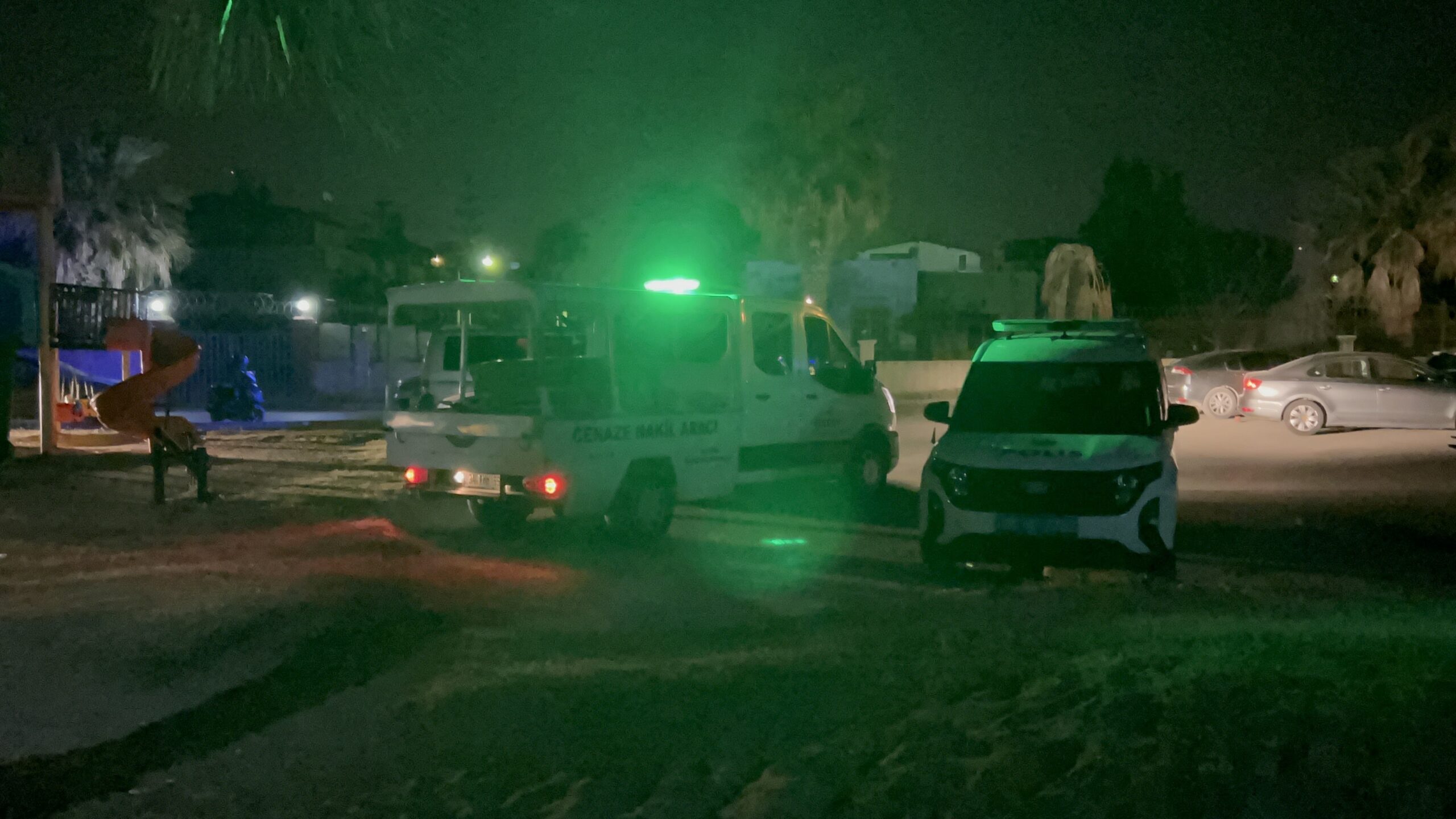 Hatay’ın Arsuz İlçesinde sahilde balık tutan şahıs, oltasına takılan balığı