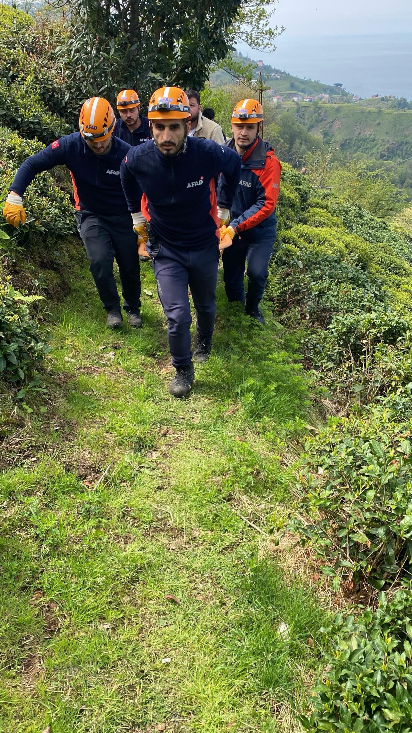 Rize’de ilkel teleferiğin sırma teline takılan şahıs düşerek hayatını kaybetti.