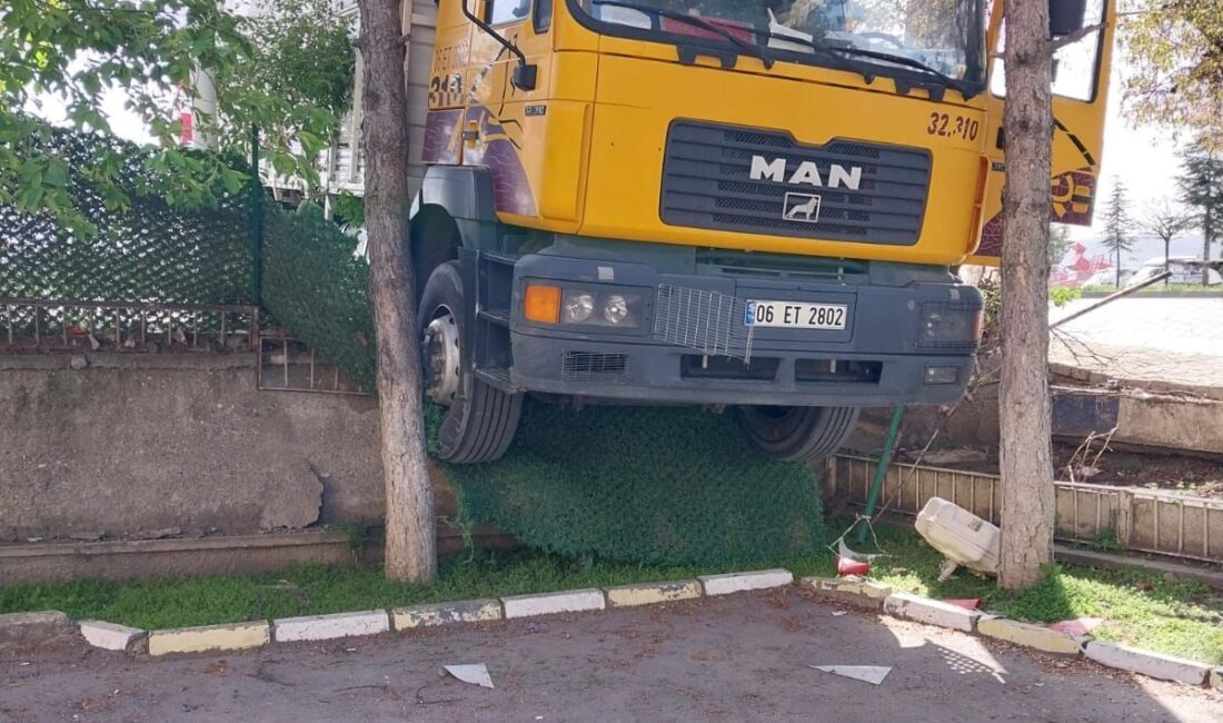 Yoldan çıkan kamyon duvarda asılı kaldı Çorum’un Sungurlu ilçesinde yoldan çıkan kamyon, duvarda asılı kaldı.