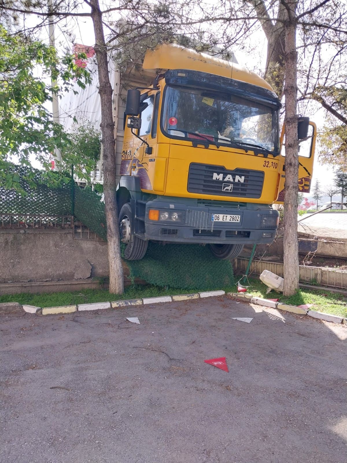 Çorum’un Sungurlu ilçesinde yoldan çıkan kamyon, duvarda asılı kaldı.