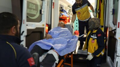  Aksaray’da araç parkı yüzünden komşusuyla tartışan şahıs komşusunu bıçakla yaraladı.