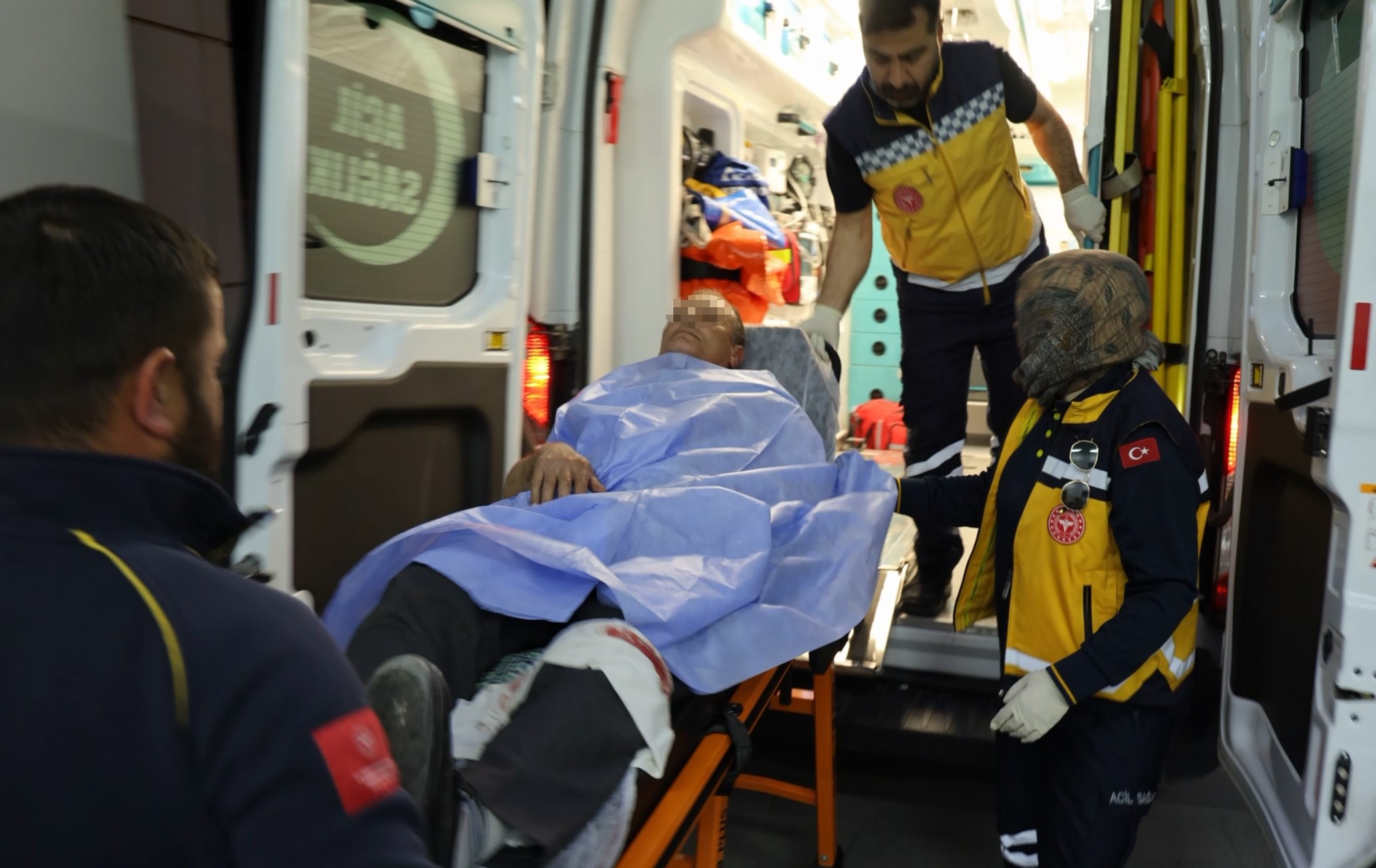  Aksaray’da araç parkı yüzünden komşusuyla tartışan şahıs komşusunu bıçakla yaraladı.