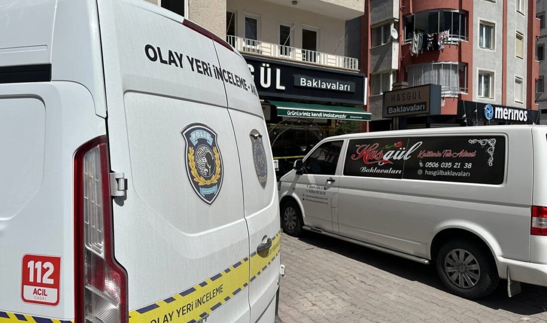  Kayseri'nin Kocasinan ilçesinde alışveriş yaptığı sırada husumetlisi tarafından tabancayla vurularak
