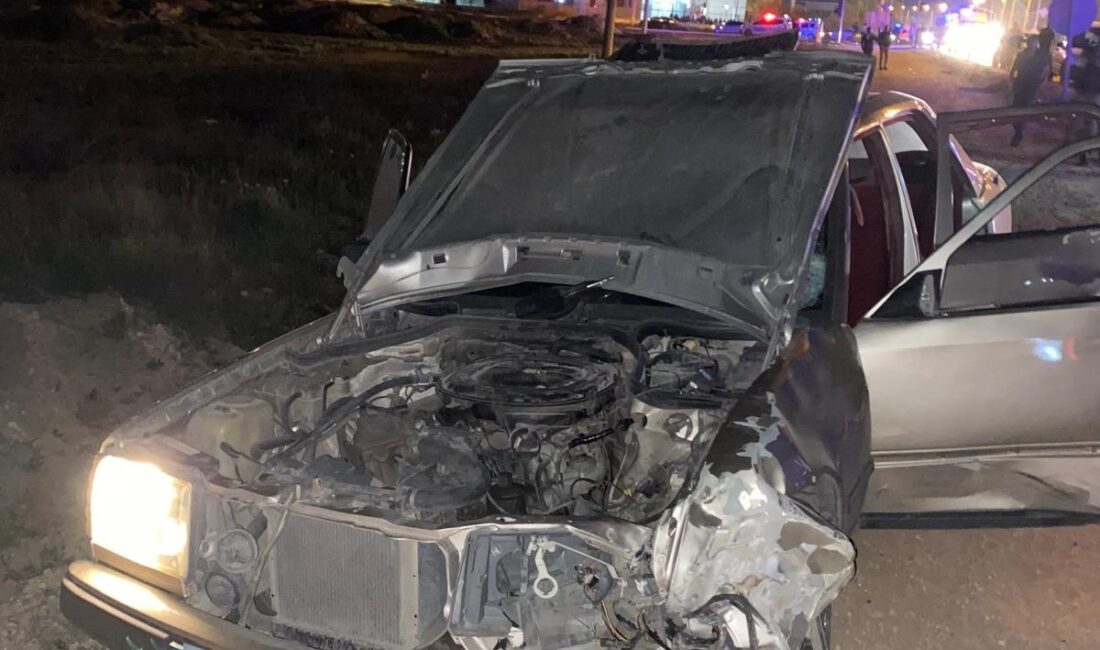 Afyonkarahisar’da meydana gelen feci trafik kazasında otomobil ile motosikletin çarpışması