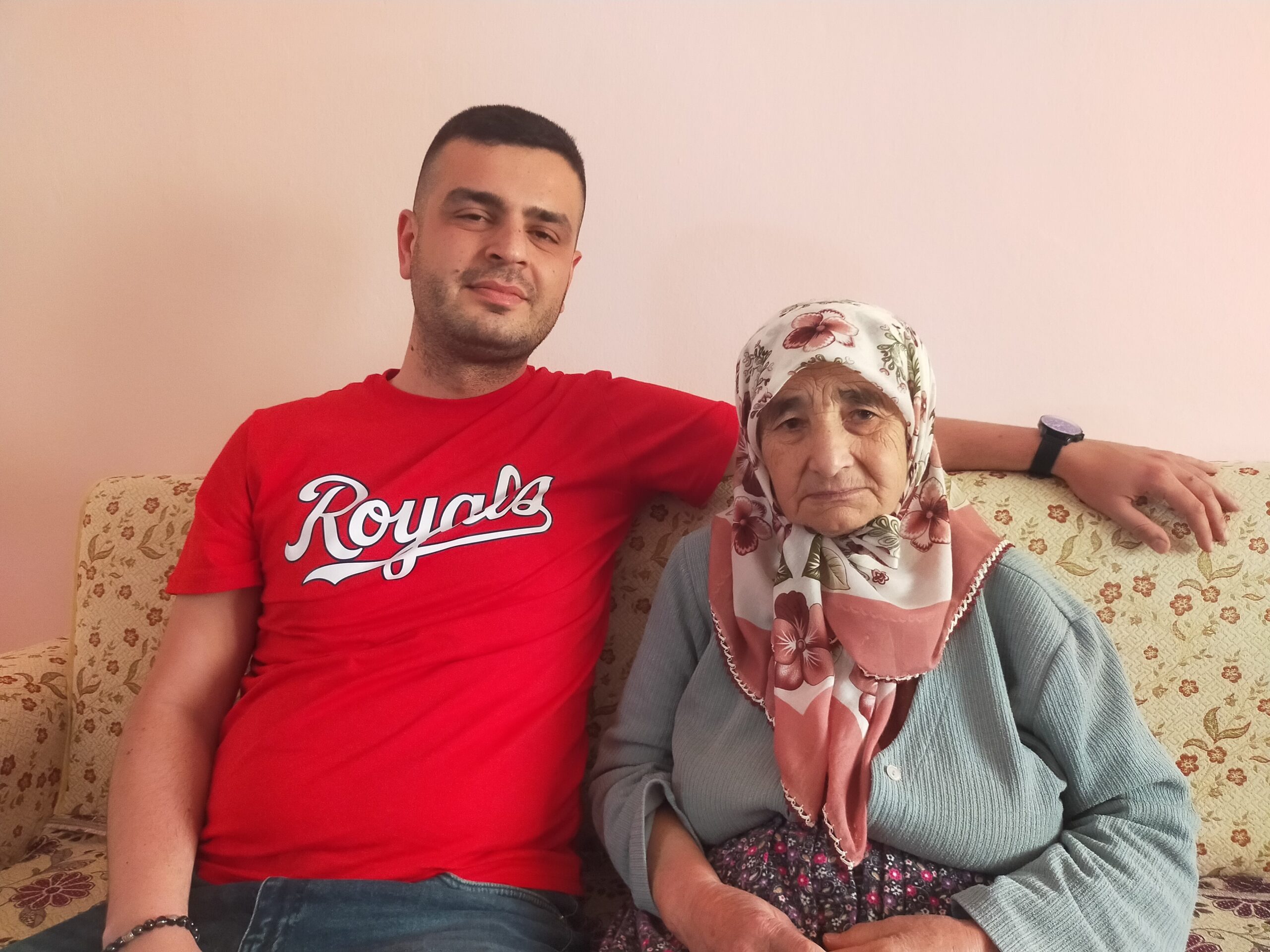  İzmir’in Ödemiş ilçesinde yaşayan 79 yaşındaki Gülizar Dağlı, kişisel bilgilerinin