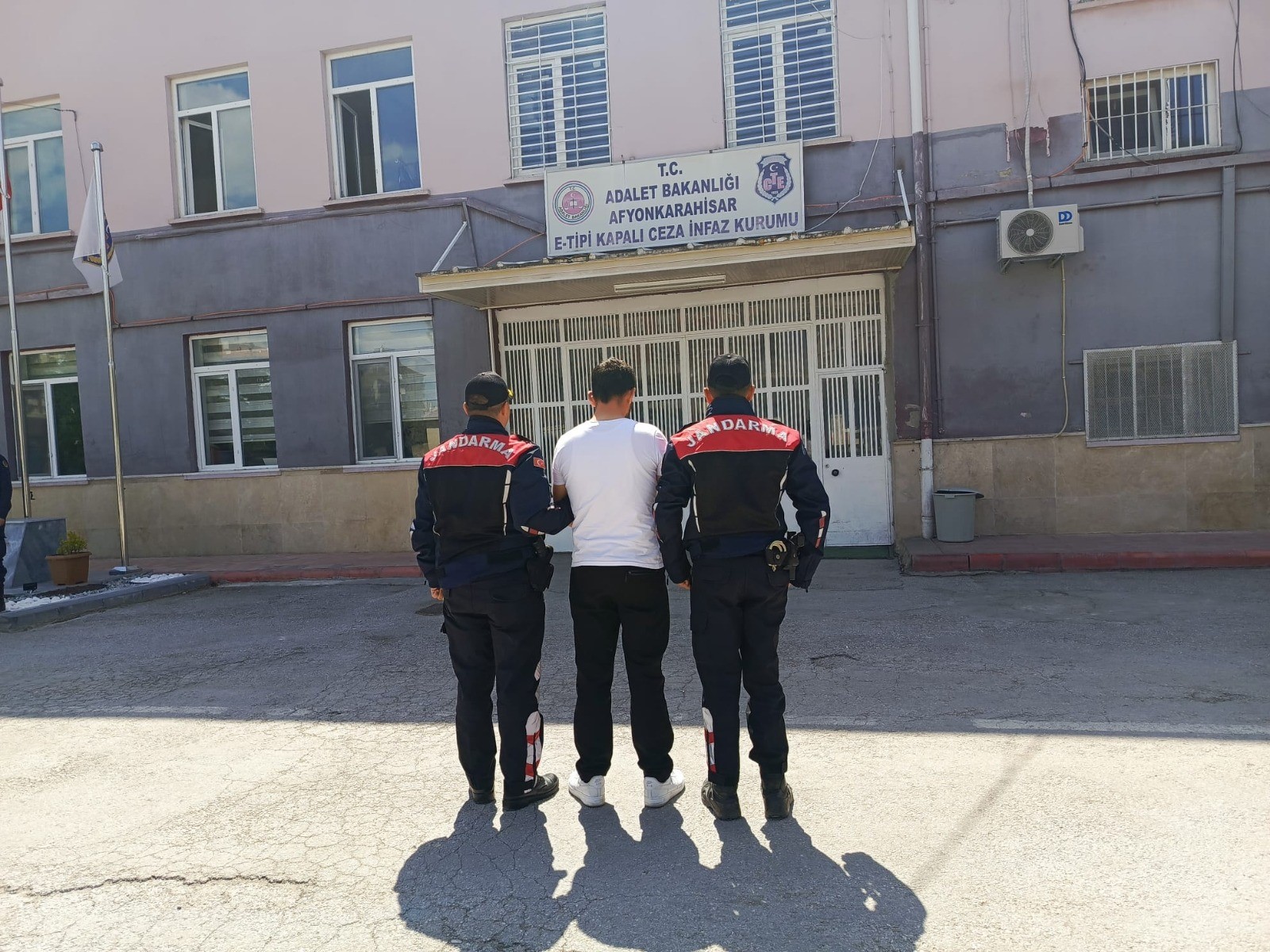 
Afyonkarahisar’da jandarma ekiplerinin titiz takibi sonucu hakkında 8 yıl