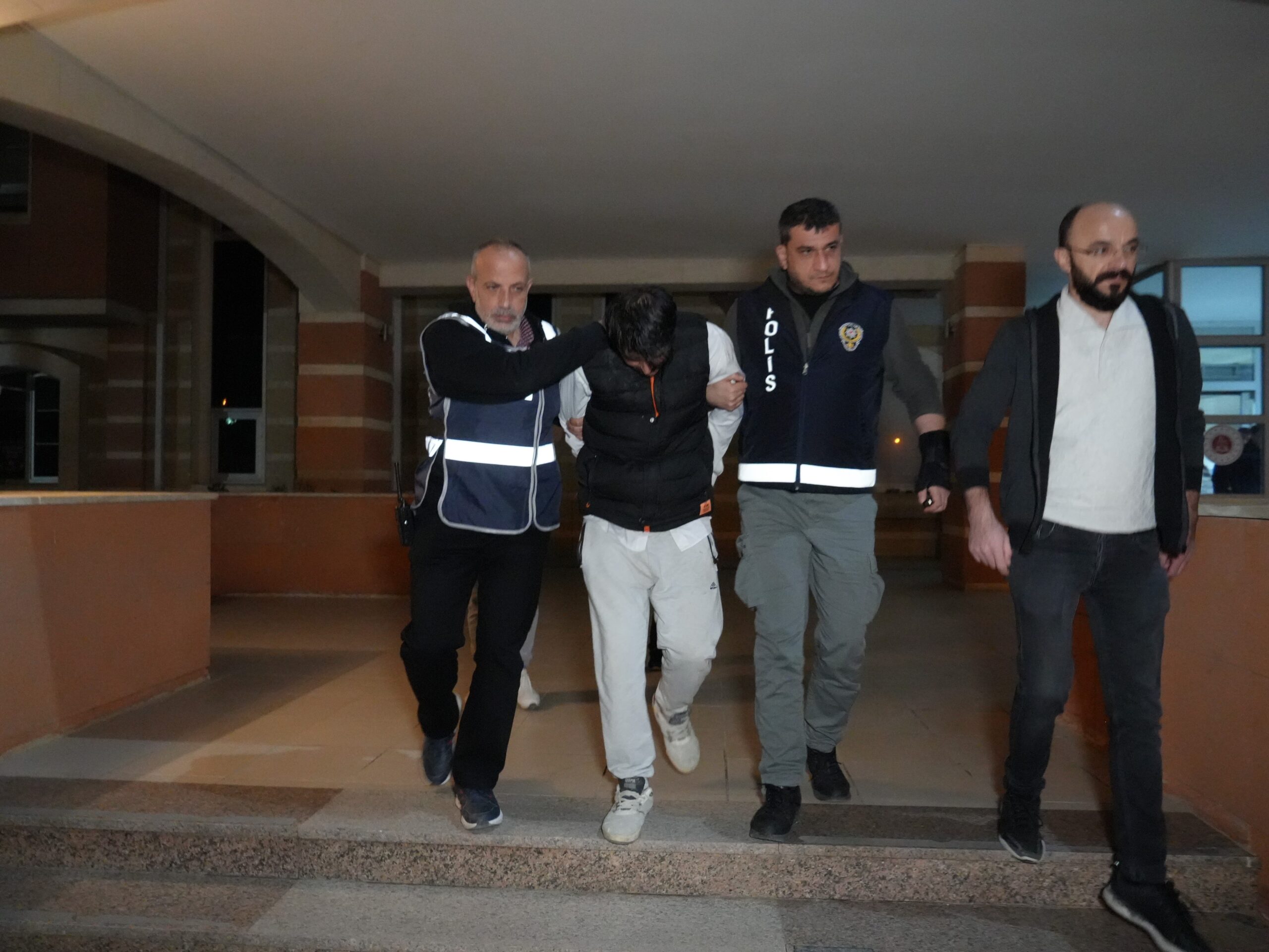 Kastamonu’da 8 aylık hamile eşini bıçaklayarak öldürdüğü iddia edilen şahıs,