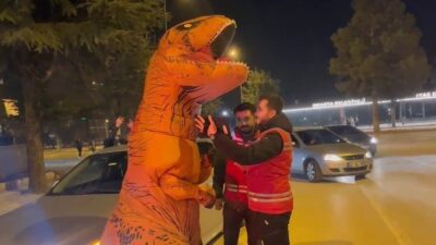 Isparta'da dinozor kostümüyle dikkat çeken ve polislerin GBT sorgusunda tanınarak
