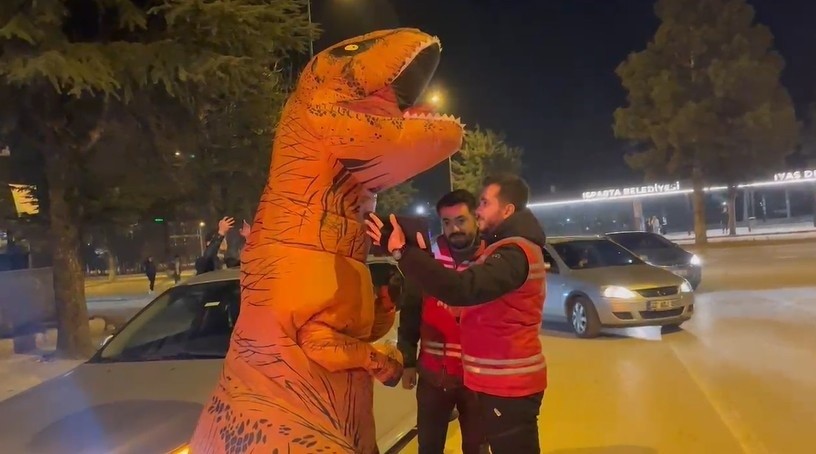 Isparta'da dinozor kostümüyle dikkat çeken ve polislerin GBT sorgusunda tanınarak