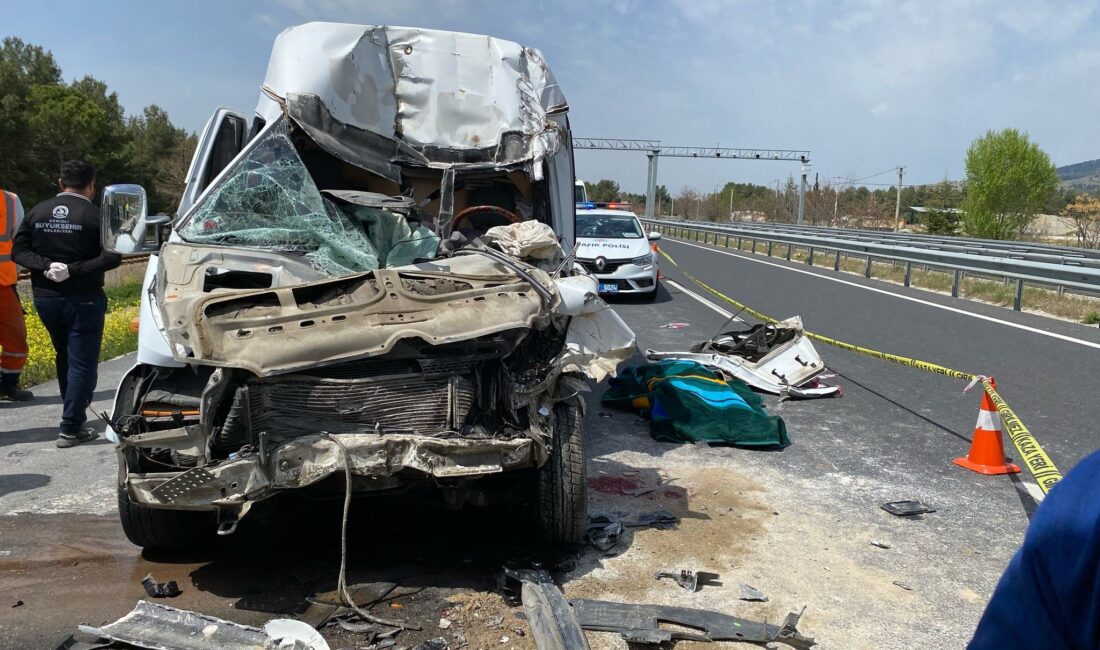 Denizli’nin Çardak ilçesinde meydana gelen trafik kazasında minibüs şoförü hayatını